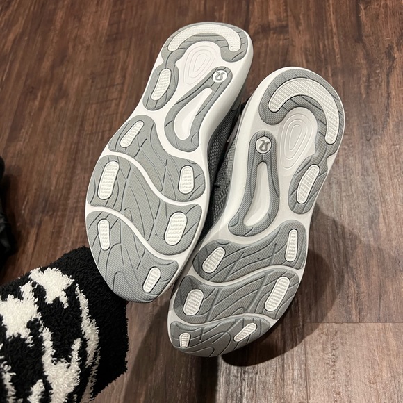 Grey lululemon tennis shoes. Size 9 - Picture 4 of 6